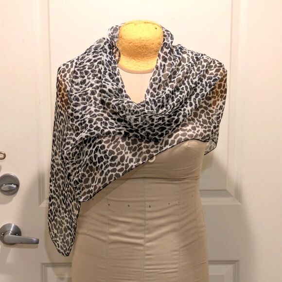 Accessories - $5 Item! EUC 20.5"x52" Sheer Animal Print Scarf